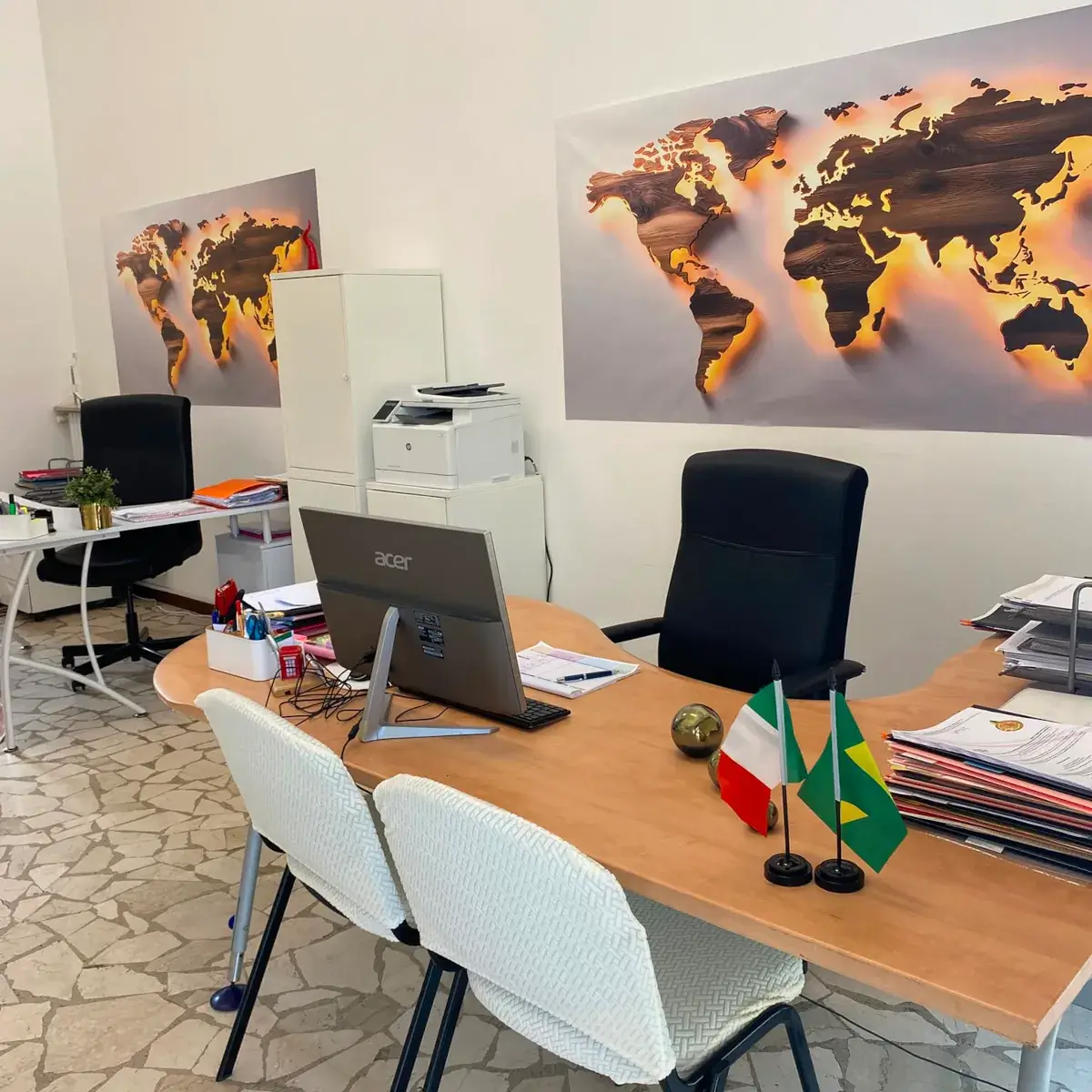 Mesa de trabalho no escritório da Volare em Brescia, com bandeiras da Itália e do Brasil