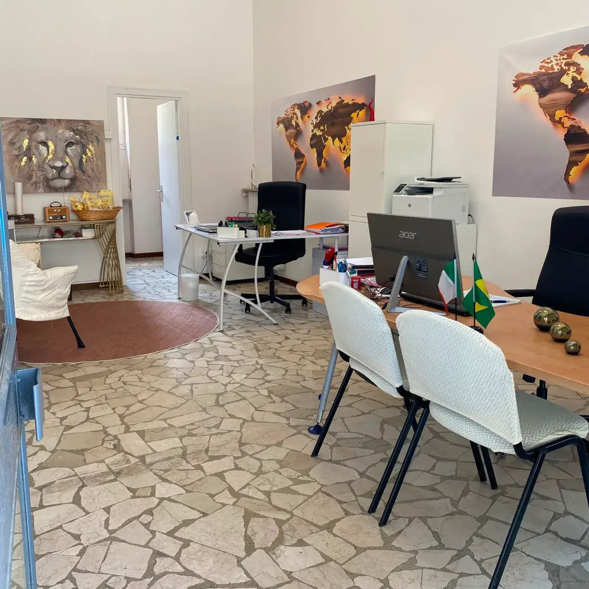 Ambiente do escritório da Volare em Brescia, com mapa-múndi decorativo na parede