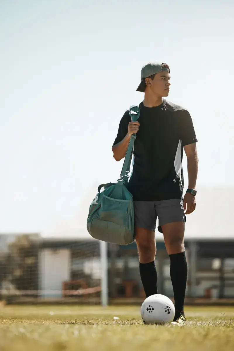Jovem atleta com mala esportiva pronto para viagem